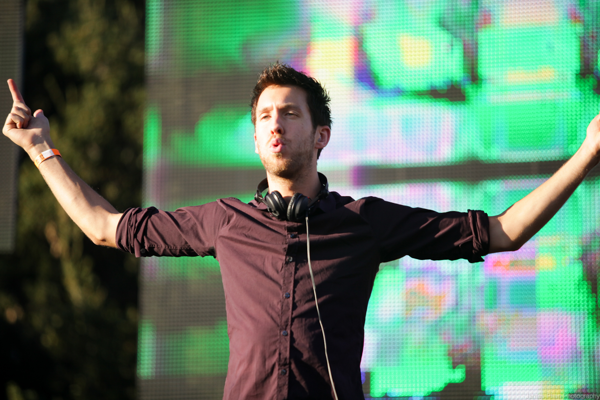 Calvin Harris performing for dance and EDM radio format context